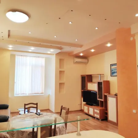 Eтаж от къща с двор в супер центъра Apartment *