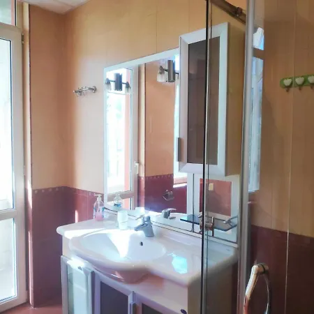 Eтаж от къща с двор в супер центъра Apartment Burgas